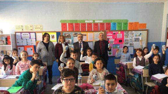 Cumhuriyet İlkokulunda öğrencilere 2017-2018 Eğitim Öğretim Yılı 2. Dönem okul sütü dağıtımı yapıldı.
