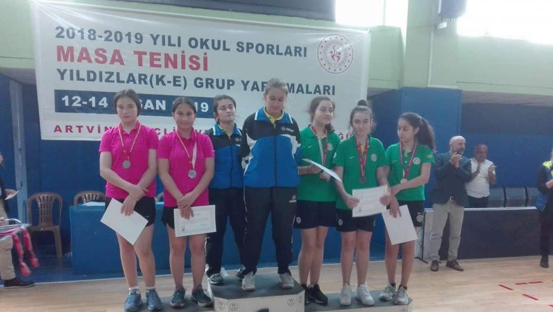 Artvin´de yapılan okul sporları yıldızlar masa tenisi grup maçları sonucunda ilimizi yıldız kızlar kategorisinde temsil eden İlçemiz Atatürk Ortaokulu öğrencileri grup ikincisi oldu.
