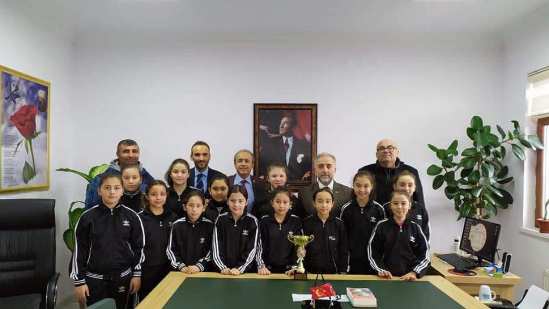 Kırlı Ortaokulu Küçük Kızlar Hentbol Takımı İlçe Milli Eğitim Müdürümüz Murat ÇULFAZ ı makamında ziyaret etti.
