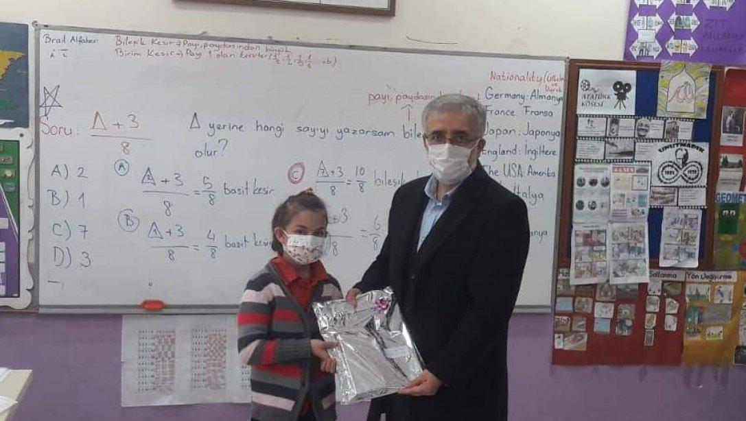 İlçe Milli Eğitim Müdürümüz Murat Çulfaz Saray İlkokulunu ziyaret ederek 18 Mart Çanakkale Şehitlerini Anma Günü resim yarışmasında dereceye giren Öğrencimize ödülünü takdim etti.