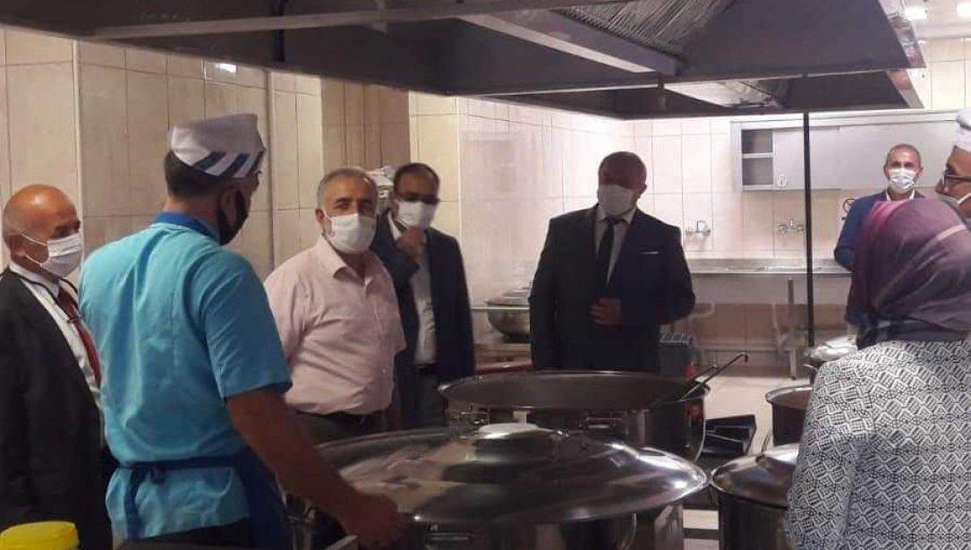 İlçe Milli Eğitim Müdürümüz Murat Çulfaz taşımalı eğitim kapsamındaki öğrencilerimizin yemek ihtiyacının karşılandığı Sakin Şehir MTAL mutfağını ziyaret ederek incelemelerde bulundu.