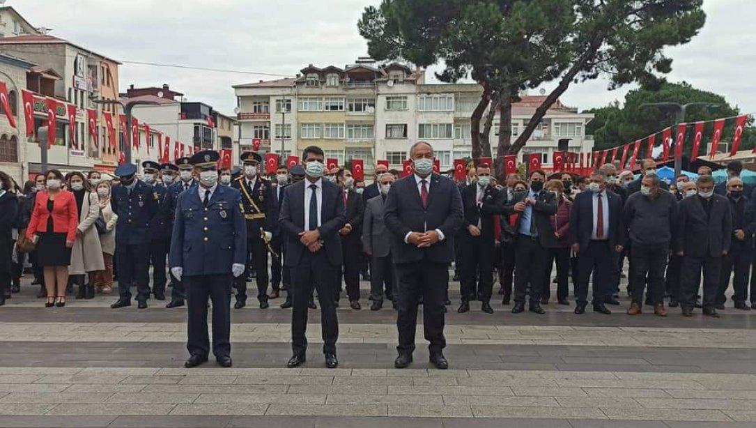 29 Ekim Cumhuriyet Bayramı Çelenk Sunma Töreni ilçemiz Cumhuriyet Meydanında yapıldı.