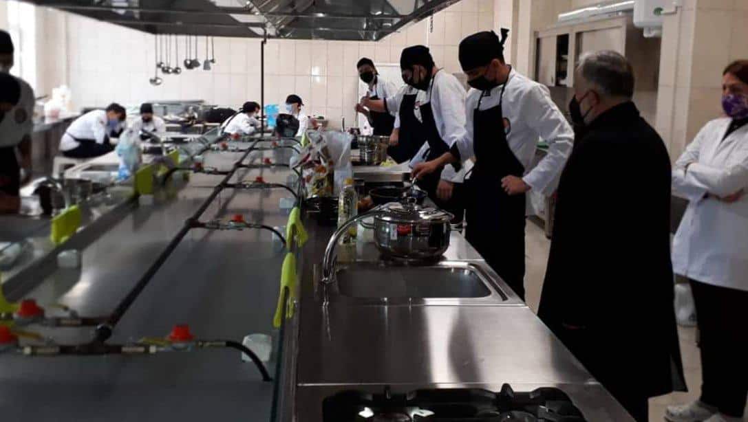 İlçemiz Sakin Şehir Mesleki Teknik Anadolu Lisesi öğrencilerimizi uygulama mutfağında ziyaret ettik.