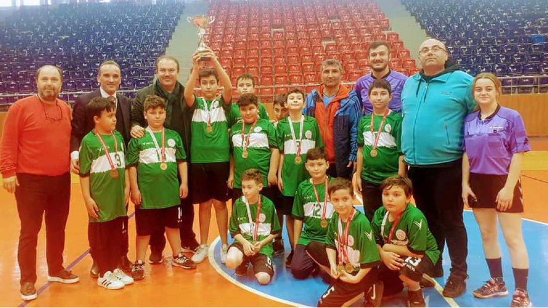 İlçemiz Kırlı İlkokulu Küçük Erkekler Hentbol Takımı il birincisi olarak Trabzon'da yapılacak bölge finallerinde ilimizi temsil edecektir. 