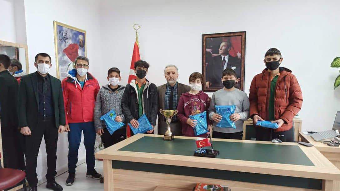Okul Sporları Bocce müsabakalarında il birincisi olan Gazi Ortaokulu Yıldız Erkek takımı Müdürümüz Murat Çulfaz'ı ziyaret ettiler. 