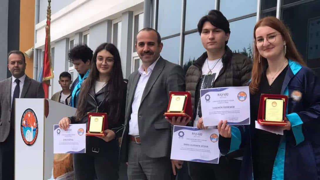 Sakin Şehir Mesleki Teknik Anadolu lisesi 10, 11 ve 12. sınıf öğrencilerinin karne ve mezuniyet töreni Şube Müdürümüz Mustafa Eren'in katılımı ile gerçekleştirildi.