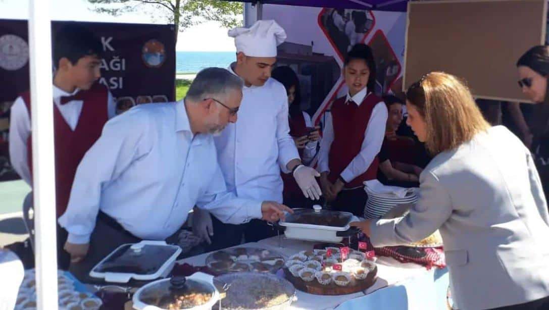 İlçe Milli Eğitim Müdürümüz Murat Çulfaz  Avrupa Mesleki Beceriler Haftası ve Türk Mutfağı Haftası kapsamında ilimizde düzenlenen Mesleki Eğitim Fuarını ziyaret etti. 
