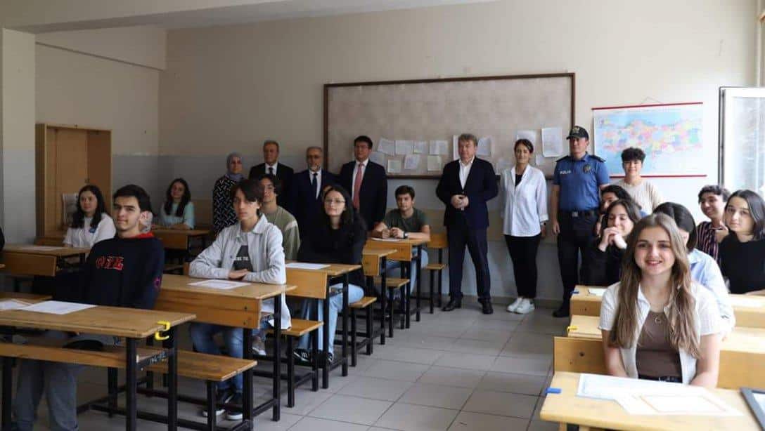 Vali Yardımcısı ve Altınordu İlçesi Kaymakamı Sayın Erkan Karahan ve ilçe protokolünün katılımı ile Ordu Sosyal Bilimler Lisesinde Karne töreni düzenlendi. 