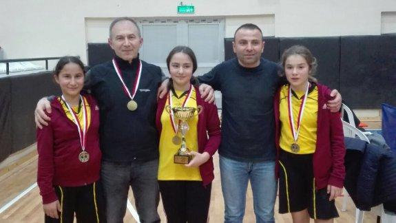 Atatürk Ortaokulu 2017-2018 Eğitim Öğretim yılı Okul Sporları kapsamında Yapılan Yıldızlar  Masa Tenisi turnuvasında 1. oldu.