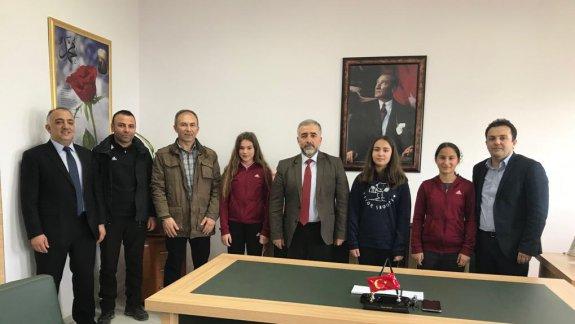  Masa Tenisi Turnuvasında 1. olan Atatürk Ortaokulu Masa Tenisi Takımı ve Öğretmenleri İlçe Milli Eğitim Müdürümüz Murat ÇULFAZ´I Ziyaret ettiler.