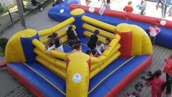 Beyli İlkokulu Ortaokulu Bahçesine  Gençlik Spor İl Müdürlüğü Tarafından Oyun Alanı Kuruldu.