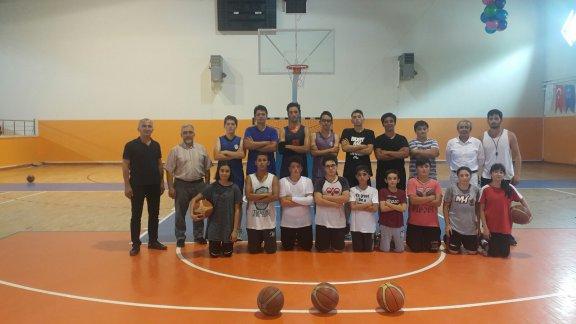 İlçe Milli Eğitim Müdürümüz Murat ÇULFAZ Halk Eğitimi Merkezi Müdürlüğü Tarafından Açılan Yaz Dönemi Basketbol Kursunu ziyaret etti.