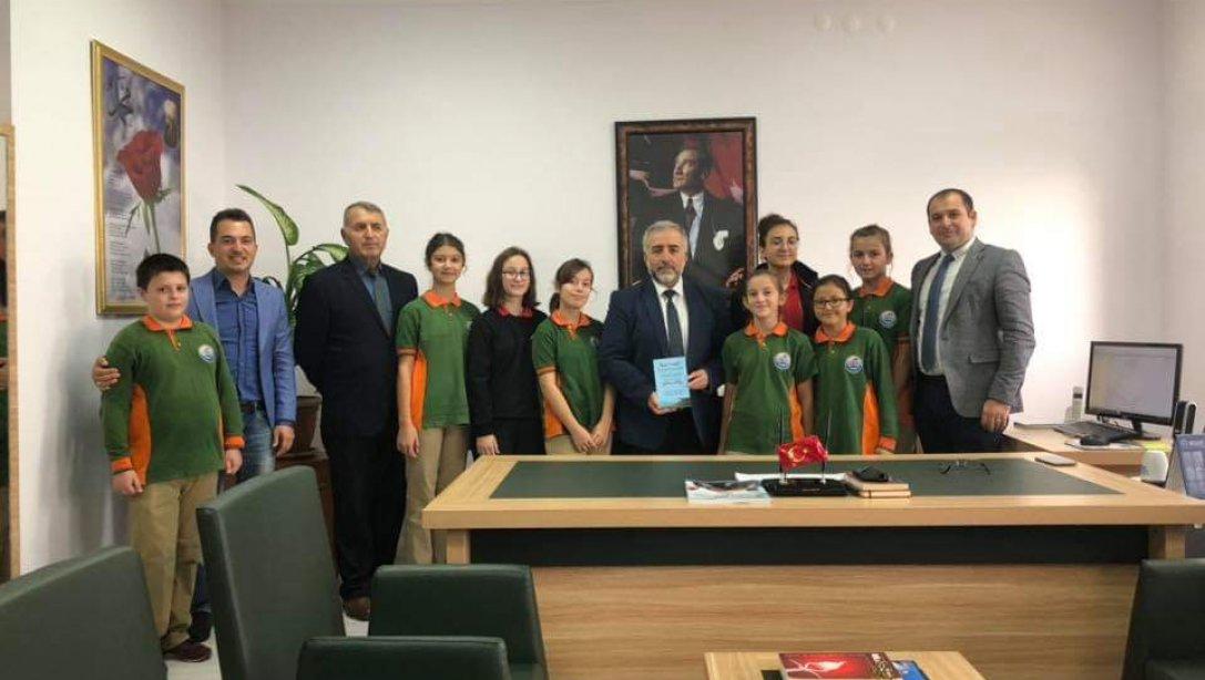 Gazi Ortaokulu Öğrencileri "Vona´nın Genç Kalemleri" İlçe Milli Eğitim Müdürü Murat Çulfaz´ı Ziyaret Ettiler.