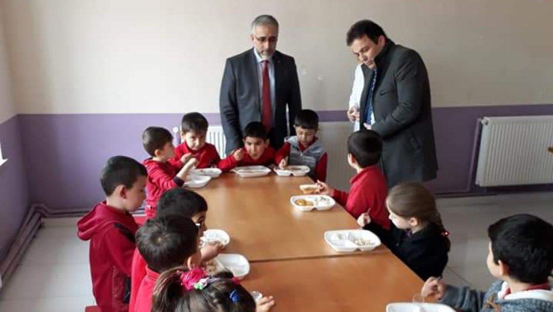 İlçe Milli Eğitim Müdürümüz Murat Çulfaz ve Şube Müdürümüz Adnan Yazıcı Saray İlkokulu/Ortaokulumuzu ziyaret ederek idareci ve öğretmenlerle bir araya geldi. 
