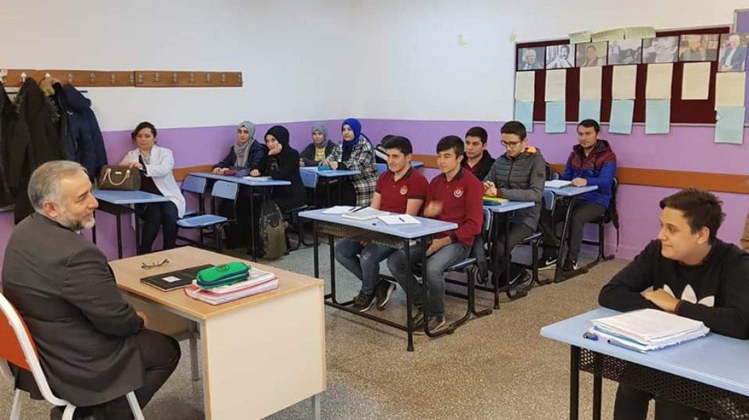 İlçe Milli Eğitim Müdürümüz Murat Çulfaz Perşembe Anadolu İmam Hatip Lisesinde Kuran-ı Kerim dersine katıldı.
