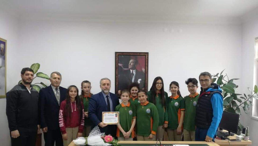 BOCCE yıldız kızlar kategorisinde il birincisi olan İlçemiz Gazi Ortaokulu öğrencileri İlçe Milli Eğitim Müdürümüz Murat Çulfaz´ı makamında ziyaret ettiler.