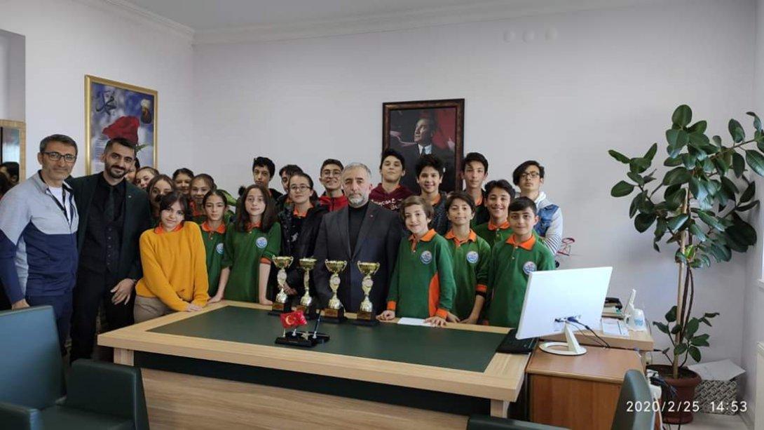 İlçe Milli Eğitim Müdürümüz Murat Çulfaz Okul Sporları Oryantiring Yarışmasında başarılı olan Gazi Ortaokulu Öğrencilerini makamında kabul etti. 