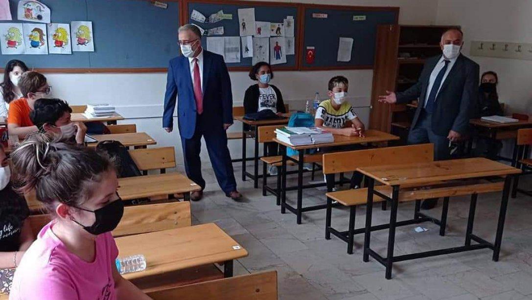 İlçe Milli Eğitim Müdürümüz Murat Çulfaz ve şube müdürümüz Bülent Yılmaz okullarımızdaki hafta sonu DYK kurslarını ziyaret ettier.
