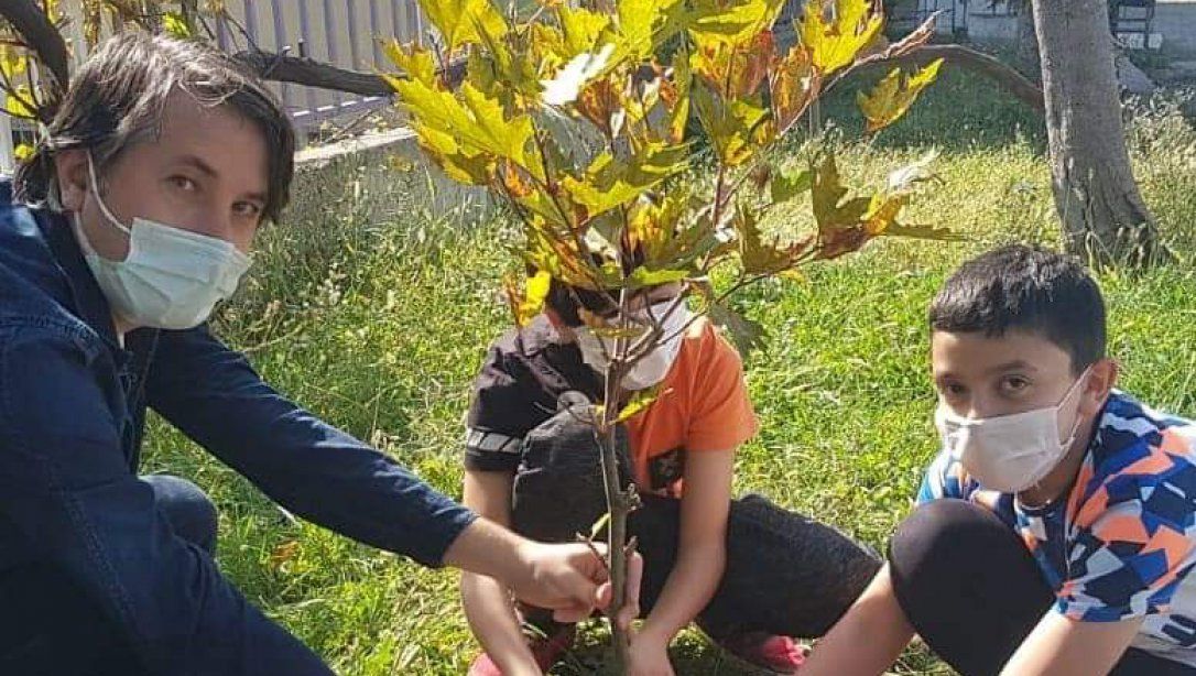 Öğretmen ve ögrencilerimizle birlikte okulumuzun bahçesinde fidan dikerek bir ağaca can olduk.