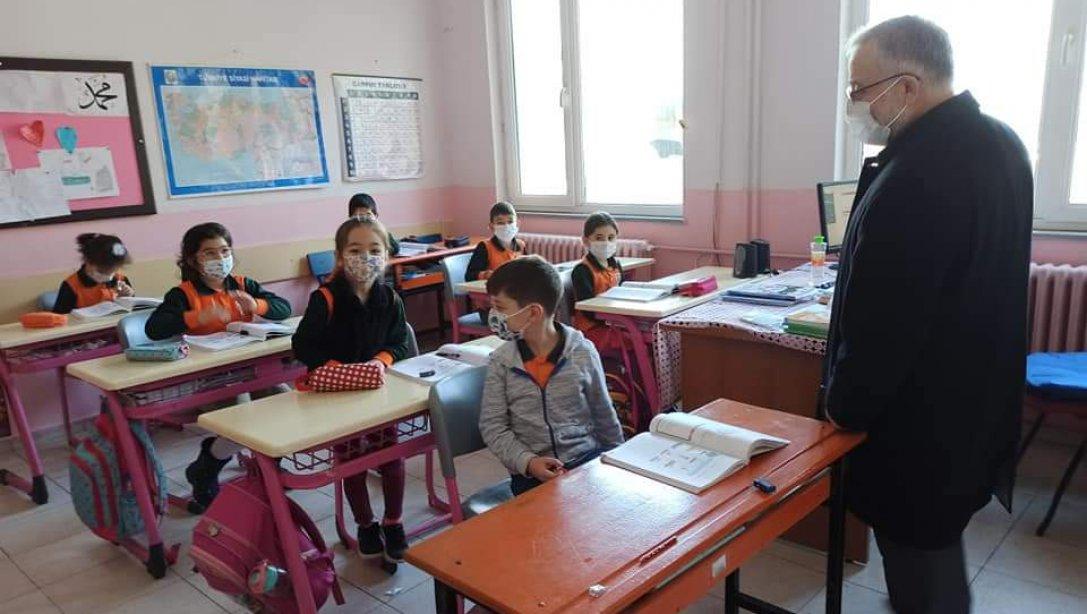 İlçe Milli Eğitim Müdürümüz Murat Çulfaz ve şube müdürümüz Mustafa Eren ilçemiz İsmail Dede ilkokulunu ziyaret ederek öğrenci ve öğretmenlerle bir araya geldiler.