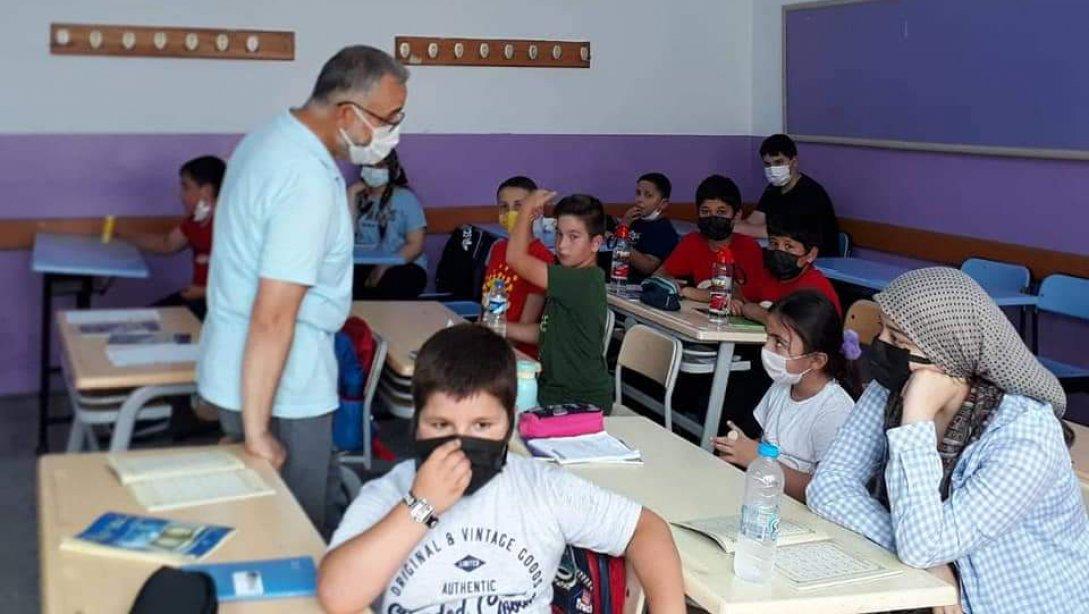 İlçe Milli Eğitim Müdürümüz Murat Çulfaz ve şube müdürümüz Vedat Çetin LGS sınav öncesi okullarımızdaki sınav salonlarında incelemelerde bulundular.
