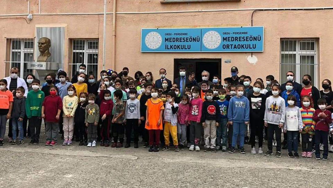 Kaymakamımız Sayın Levent Yetgin, Müdürümüz Murat Çulfaz ile birlikte Medreseönü İlk/Ortaokulu ve Kırlı İlk/Ortaokulunu  ziyaret ederek öğrenci ve öğretmenlerle bir araya geldi. 