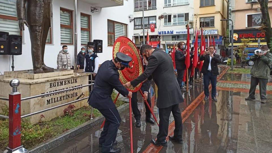 10 Kasım Atatürk'ü Anma Günü Çelenk Sunma Töreni ilçemiz Belediye meydanında gerçekleştirildi.