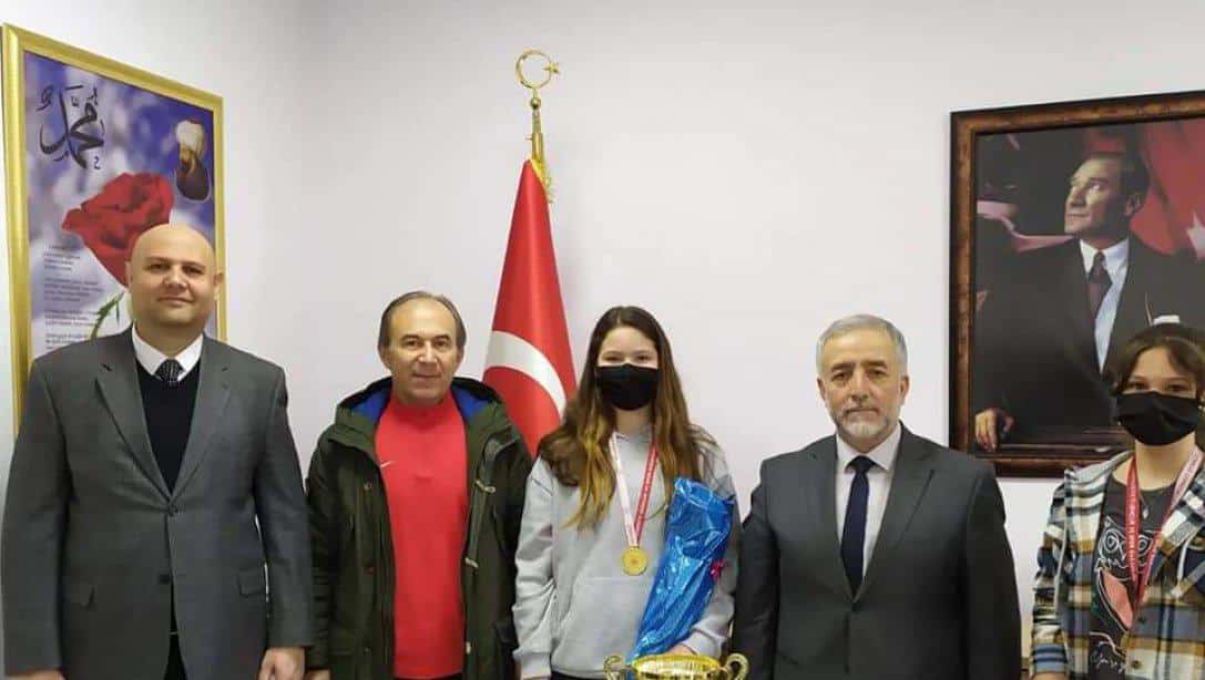 Okul Sporları Masa Tenisi il birincisi olan Atatürk Ortaokulu öğrencileri Müdürümüzü makamında ziyaret ettiler. 