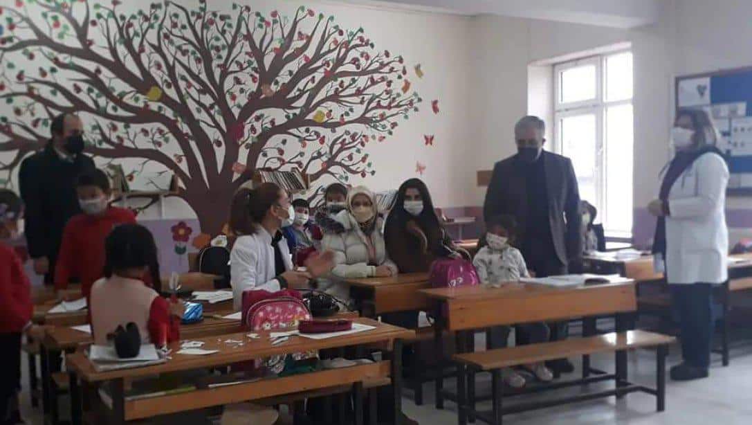 İlçe Milli Eğitim Müdürümüz Murat Çulfaz Saray İlkokulu'nu ziyaret ederek öğrenci, öğretmen ve kursiyerlerimize bir araya geldi.