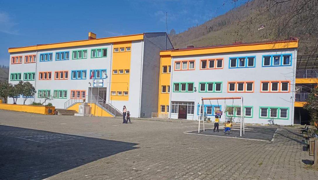 Millî Eğitim Bakanlığımızın destekleri ile yapımına başlanılan Kırlı İlkokulu - Ortaokulu'muzun dış cephe onarım,boya ve tadilat işleri tamamlanmıştır.  