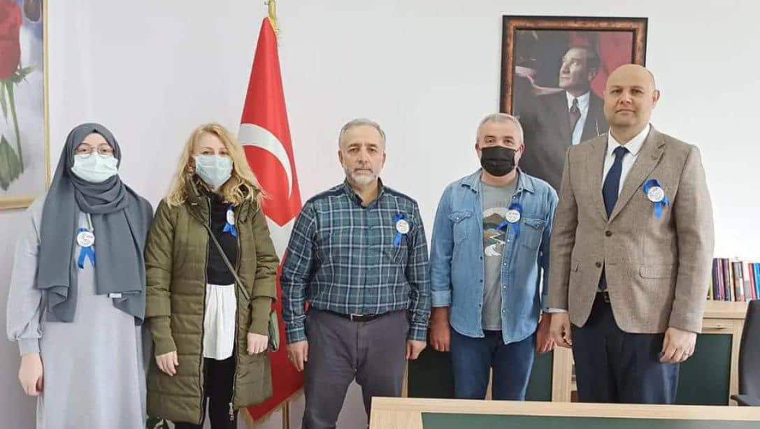 Atatürk Ortaokulu Özel Eğitim Öğretmenlerimiz Dünya Otizm Farkındalık Günü kapsamında İlçe Milli Eğitim Müdürümüz Murat Çulfaz'ı makamında ziyaret ettiler.