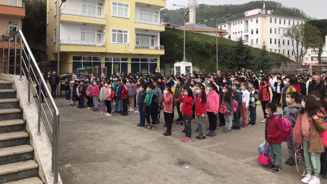 İlçe Milli Eğitim Müdürümüz Murat Çulfaz Atatürk İlkokulu Ortaokulu'ndaki Bayrak Törenine katılarak ara tatil dönüşü öğrencilerimizle bir araya geldi. 